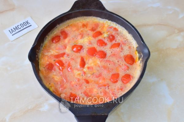 Омлет с помидорами и перцем на сковороде