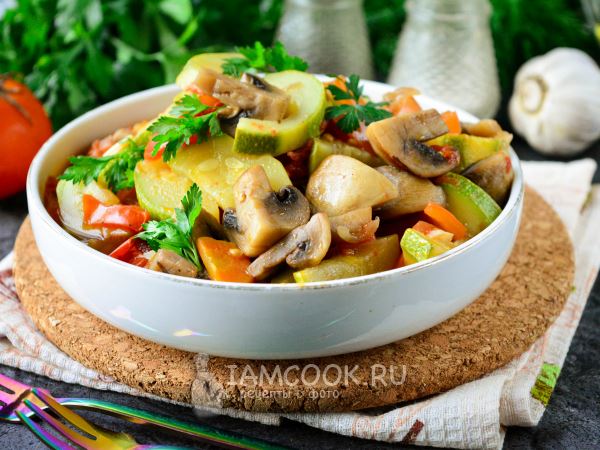Тушеные кабачки с грибами и овощами