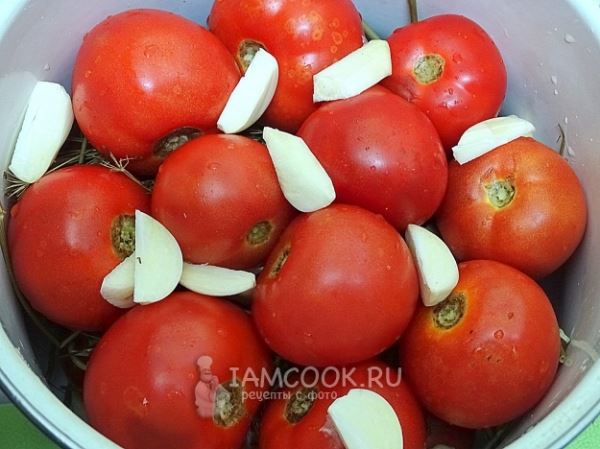 Бочковые помидоры в кастрюле