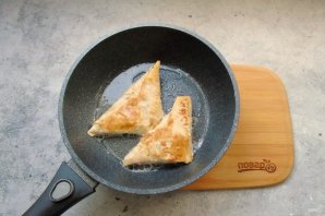 Треугольники из лаваша с начинкой из сыра и колбасы